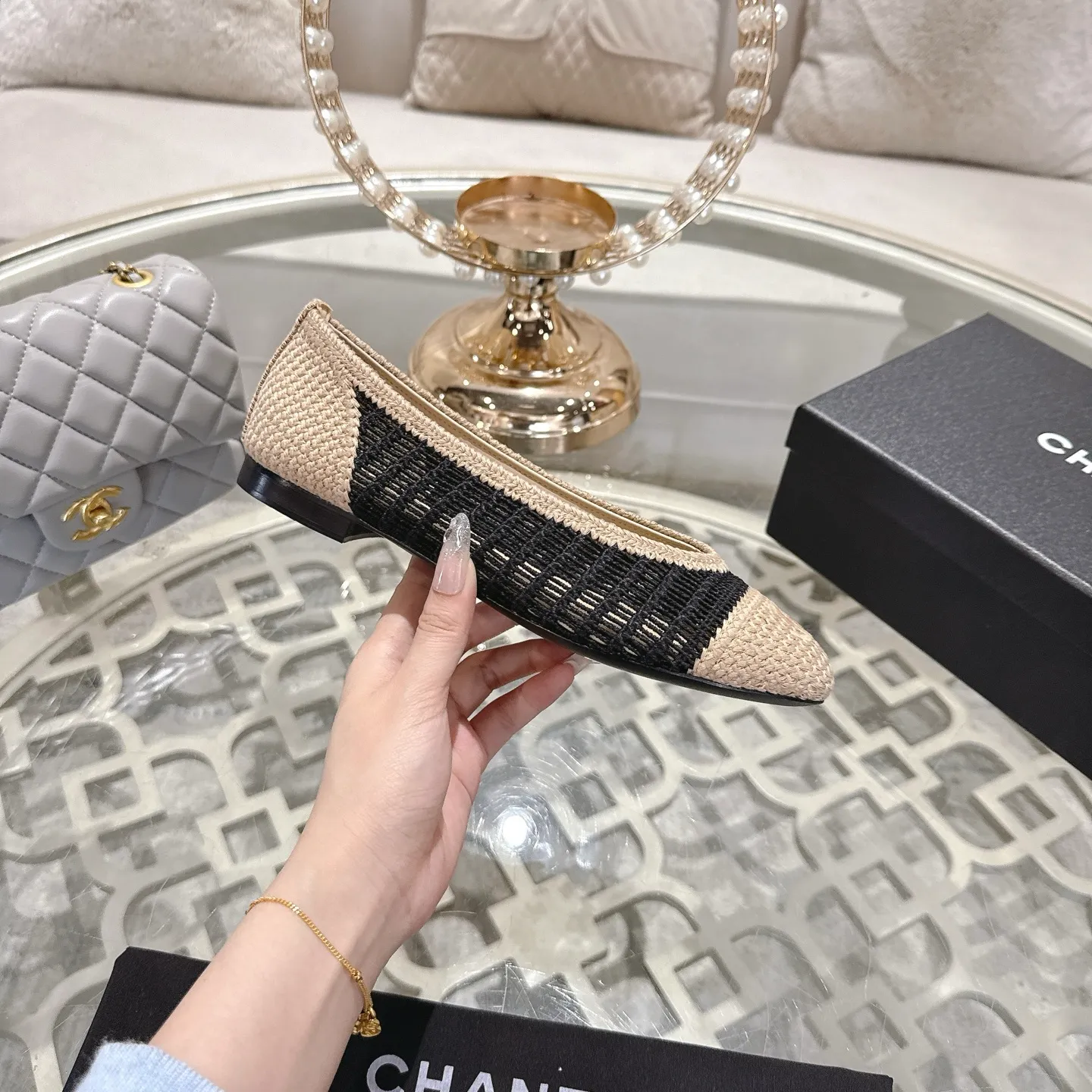 💕💕Factory direct selling price p540💕💕 Chanel 25SS finally releases woven ballet shoes‼ ️ Shoes worthy of their own article, I have to say that they are finally waiting for you! So elegant and chill. Wear it in the summer to enjoy the breeze and walk on the street. Round square toe design. Cute and cute~ The appearance is super online. When you wear it, you will feel like a wealthy daughter. I thought it was good-looking. Only when I put it on my feet do I know how easy it is to wear~ Upper: Exclusive custom-made mesh (comfortable and breathable) Foot pad: Sheepskin Outsole: Genuine leather sole imported from Italy Size: 35-39 (customized at 40.41.42)